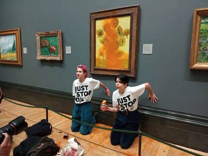 Dos manifestantes que arrojaron sopa enlatada a “Los girasoles” de Vincent Van Gogh de 1888 en la Galería Nacional de Londres el 14 de octubre de 2022