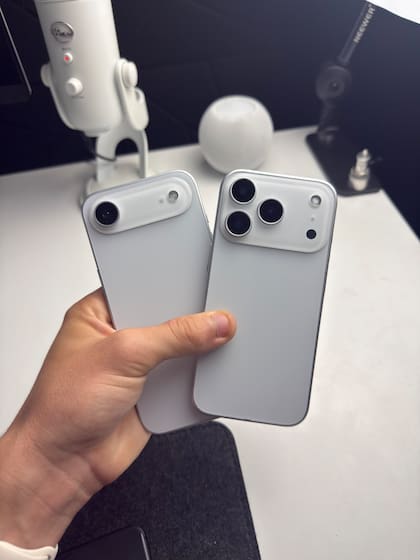 Dos maquetas del iPhone 17 Air (izq.) y el iPhone 17 Pro Max (der.)