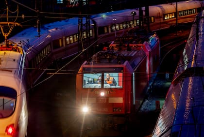 Dos maquinistas de tren se ven en la locomotora de un tren estacionado a las afueras de la estación central en Fráncfort, Alemania