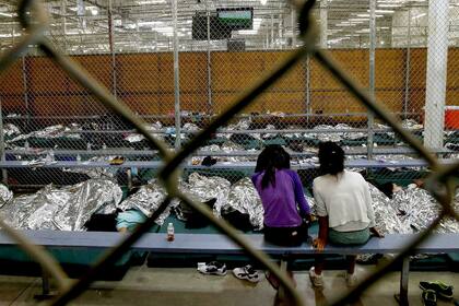En la frontera, los niños separados de sus padres