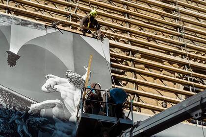 Dos meses de trabajo y once obreros trabajaron en la obra de arte efímero que desde hoy interviene 300 metros de fachada del Palazzo Strozzi
