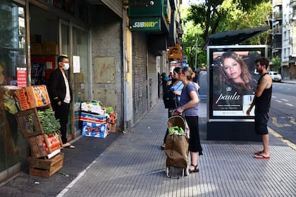 Distancias rigurosas entre los vecinos que asisten a comprar en un supermercado de Rivadavia y Medrano