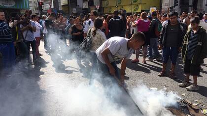 Dos mil manteros fueron desalojados en Once, ahora hay protestas y cortes en Avenida Pueyrredón
