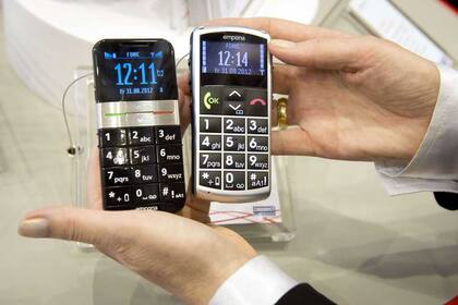 Dos modelos de celulares con funciones básicas de Emporia. No todos los diseños deberían ser con botones grandes, opina Chris Millington, director de Doro, firma sueca especializada en móviles para mayores