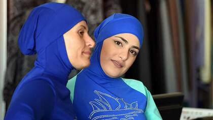 Dos modelos posan con la burkini para una campaña en Australia. Foto: AFP