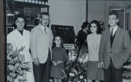 Dos momentos: la imagen en blanco y negro con los fundadores y sus hijos; abajo, el presente con el legado que incluye los nietos