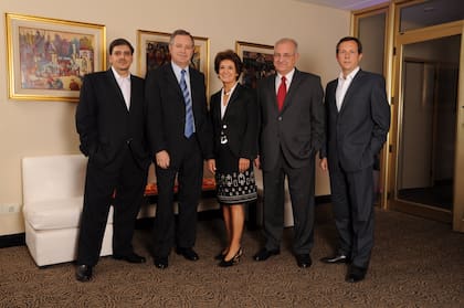 Dos momentos: la imagen en blanco y negro con los fundadores y sus hijos; abajo, el presente con el legado que incluye los nietos