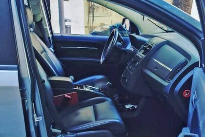 Motochorros rompieron las cuatro ventanillas de una camioneta en pleno barrio de Retiro para robar un bolso que el conductor llevaba en el interior del rodado