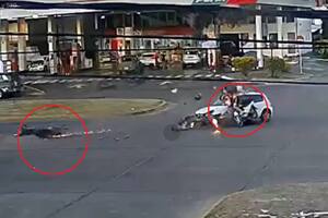 Dos motos chocaron contra un auto que hizo una mala maniobra y tres personas salieron despedidas por el golpe