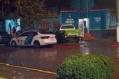 Dos móviles estacionados en la comisaría de Francisco Álvarez, la noche del pasado jueves