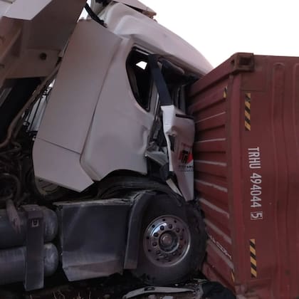 Dos muertos en un violento choque ocurrido en la ruta 7: un auto quedó bajo las ruedas de un camión.