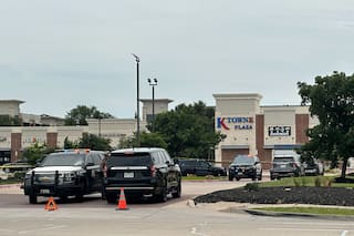 Dos muertos y tres heridos en tiroteo cerca de centro comercial al norte de Dallas