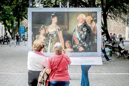 Dos mujeres ante la reproducción de una obra del Museo del Prado, exhibida en el marco del Congreso de la Lengua