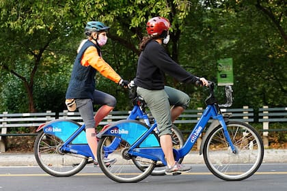 Dos mujeres con tapabocas en el Central Park, de Nueva York, el 19 de octubre pasado