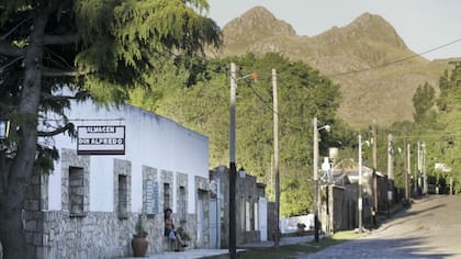 Dos mujeres conversan en el almacén Don Alfredo, en la calle principal de La Carolina