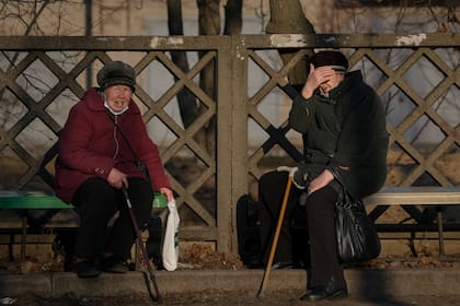 Dos mujeres en Sievierodonetsk, en la región de Lugansk, en el este de Ucrania. (AP Photo/Vadim Ghirda)