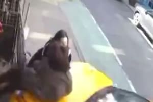 Un taxi atropelló a dos mujeres en Nueva York y una cayó al sótano de una bodega