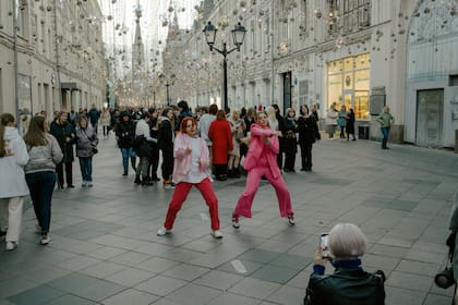 Dos mujeres realizan una rutina de baile en el centro de Moscú el sábado 15 de octubre de 2022