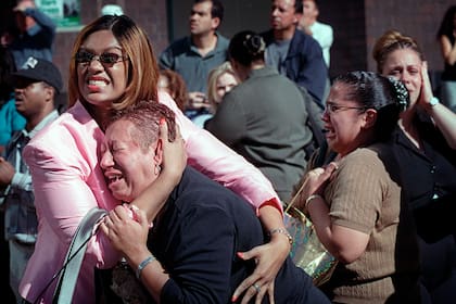 Dos mujeres se abrazan mientras ven arder el World Trade Center en Nueva York el martes 11 de septiembre de 2001