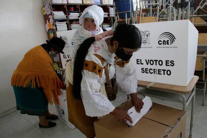 Dos mujeres votan en Cangahua, Ecuador, el 7 de febrero de 2021.