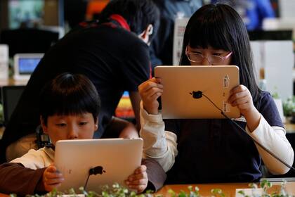 Dos niños usan una tableta en Corea del Sur. Al igual que otros países de la región, Taiwán busca regular el abuso de la tecnología entre los menores de 18 años