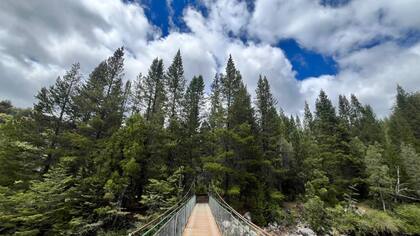 Dos nuevas pasarelas sobre el río Azul permiten un acceso seguro al área protegida.