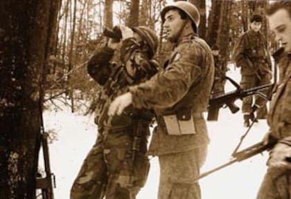 Dos oficiales croatas, en plena tarea durante la guerra, en Dabar, Croacia, en 1992