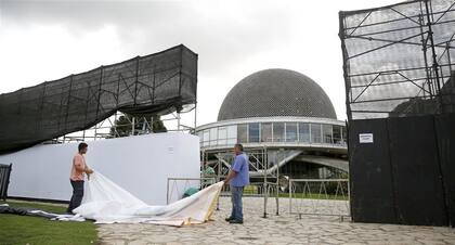 Dos operarios cierran el cerco perimetral que rodea el Planetario para el inicio de la renovación