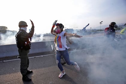 Dos oponentes al gobierno de Maduro se saludan en medio de los enfrentamientos