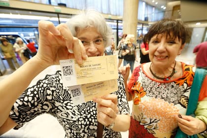 Dos pacientes espectadoras, felices tras conseguir sus entradas gratis en la Noche de los Teatros 