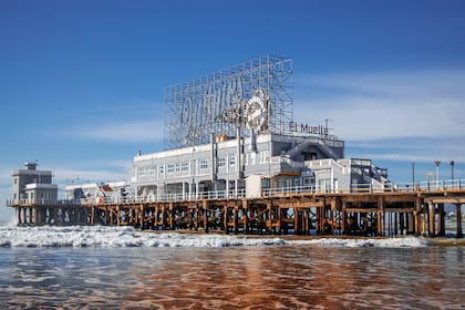 Dos paños de 30 metros de ancho por 12 metros de alto componen la estructura del cartel. El proyecto requirió una inversión de 9 millones de pesos en su momento, y estuvieron involucradas más de 15 empresas locales.