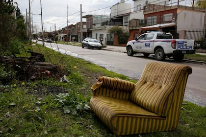 Dos patrulleros custodian día y noche el consultorio del cirujano Villar Cataldo