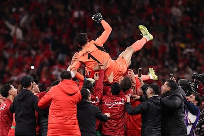 Dos penales contenidos le bastaron a "Bono" para hacer finalista a Marruecos y ser celebrado por todos en la segunda semifinal.