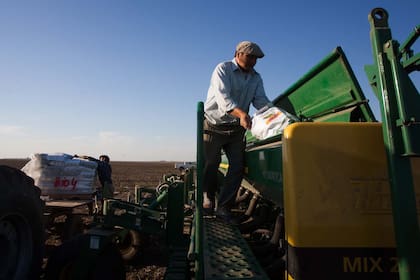 Simone describió que la actividad viene de capa caída desde hace ya un tiempo: “Los problemas que enfrenta el sector contratista se van sumando día a día. A la sequía que nos quitó trabajo, está la inflación creciente que no da respiro, dejando las tarifas desactualizadas: todo el tiempo aumentan las cosas"