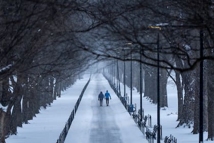 Dos personas caminan por el National Mall en medio de la nevada