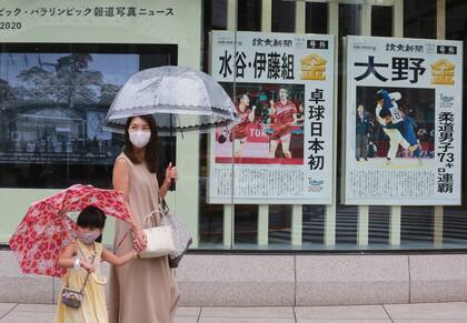 Dos personas, con mascarilla para protegerse del coronavirus, en Tokio, el 27 de julio de 2021.