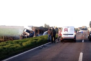 Dos personas fallecieron al chocar una ambulancia y un camión en la ruta 33 al sur de Santa Fe.