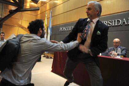 Dos personas intentaron agredir ayer al ex ministro de Economía Domingo Cavallo