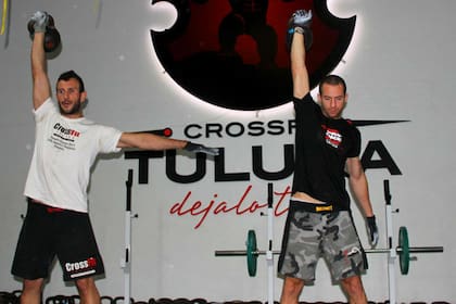 Dos personas practican Crossfit en Palermo