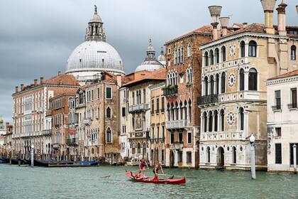 Dos personas salen a andar en kayak por el Gran Canal de Venecia, Italia, en plena pandemia de coronavirus