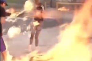 Familiares que protestaban por la muerte de un preso se prendieron fuego al quemar neumáticos frente al penal