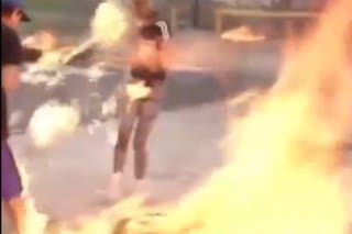 Familiares que protestaban por la muerte de un preso se prendieron fuego al quemar neumáticos frente al penal