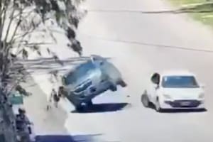 Chocó de atrás por mirar el celular y estuvo a punto de matar a dos personas en plena avenida