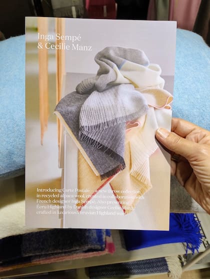 Dos pesos pesados del diseño, como lo son Inga Sempé y Cecilie Manz son autoras de la colección de mantas de alpaca reciclada 'Carte Postale' para Elvang.