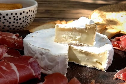 Dos picadas surtidas de diferentes valores y gran calidad de Sabores federales