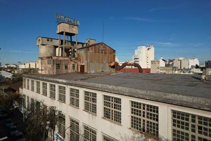 Dos plantas y una terraza en el edificio de la vieja fábrica que está en el corazón de Liniers; perteneció perteneció a Molino Pampa de la Compañía Swift 