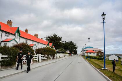 Dos policías recorren Ross Road. No hay robos. Los presos purgan penas por delitos de pedofilia.