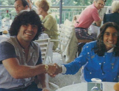 Dos potencias: Maradona y Sabatini en 1984, en París; cuando el futbolista estaba a punto de iniciar su camino de gloria en Napoli, la visitó en ocasión de la final junior de Roland Garros que ganaría Gaby.