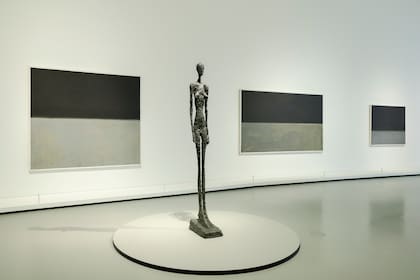 Dos potencias: por la sala 10, donde están las pinturas grises y negras de Rothko, camina Giacometti, el más contemporáneo de los escultores