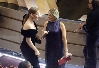¡Dos potencias se saludan! Las aclamadas Sandra Hüller y Jodie Foster conversan en el Teatro Dolby de Los Ángeles